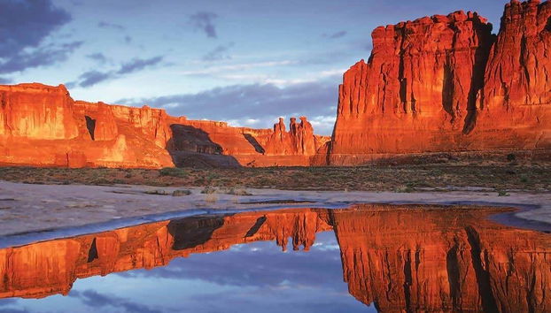 Reflet des formations rocheuses du parc dans l'eau