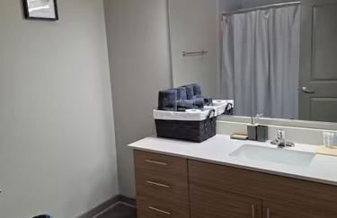 Skyline Serenity- Gym, Walk to Bars and Restaurants - Foto 6