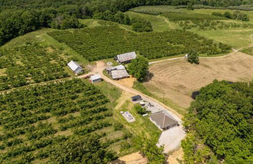 Historic Farm Cottage on 800-Acre Orchard - Foto 37