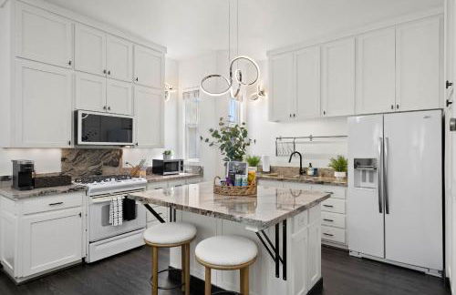 City Lights and Rooftop Nights by Rather Be Properties - Foto 2