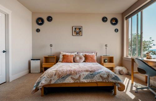 Stunning House with Views of Puget Sound! Ideal for Family Reunions - Photo 28