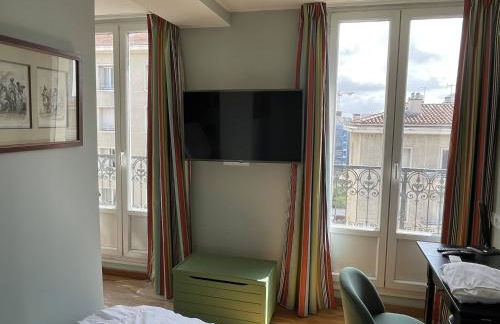 Appartement mignon calme douillet ascenseur clim étage élevé proche parking et toutes commodités au coeur du Toulon historique - Photo 10