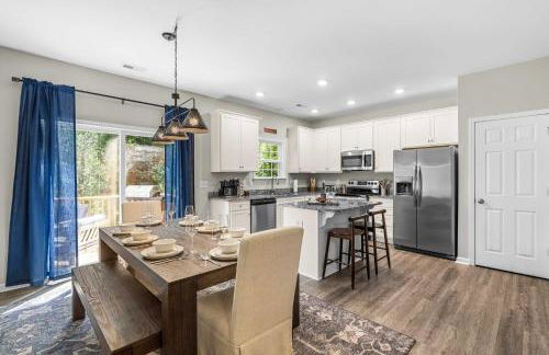 Charming 5bd - BBQ - Deck- 4mins Duke University - Photo 37