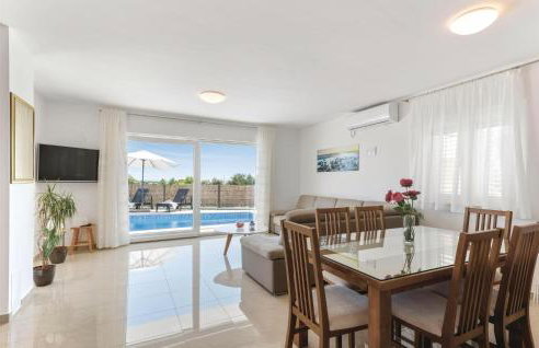 Six-Bedroom Holiday Home In Rogoznica - Foto 3