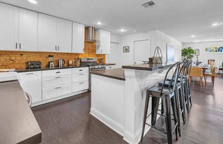 New-The Mod Poppy Large home 10 minutes from it all - Photo 13