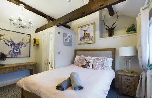 Montague House Town Centre sleeps up to 12 guests - Photo 9