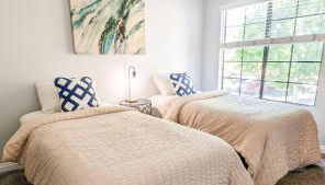 Poolside 2BR Condo with Balcony & Workspace - Foto 5