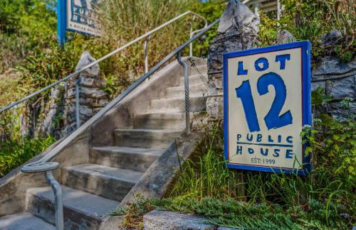 The Manor - Historic Mansion, Wifi, Covered Porch, Screen Porch, King Bed, Walk to Spas, Shops & Restaurants - Foto 100