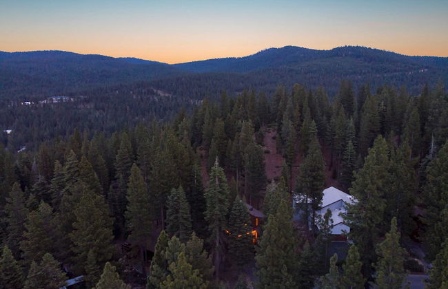 Wolfe by Avantstay 5mins Northstar! w/ Hot Tub, Fireplace, 2 Private Decks! - Foto 44