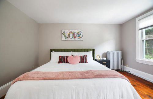 Spacious Broadway Home Downtown Western Modern Charm with parking - Photo 18