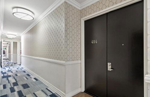 Beverly Hills 2 bed 2 bath Penthouse with Den and Parking 414 - Photo 7