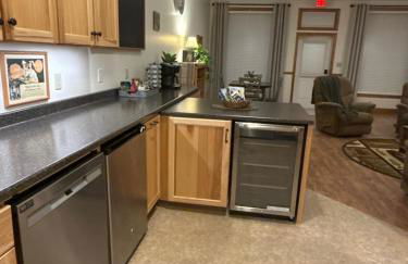 Prime Northern Maine Snowmobiling Retreat with Full Kitchen & Winter Trails Access - Foto 3