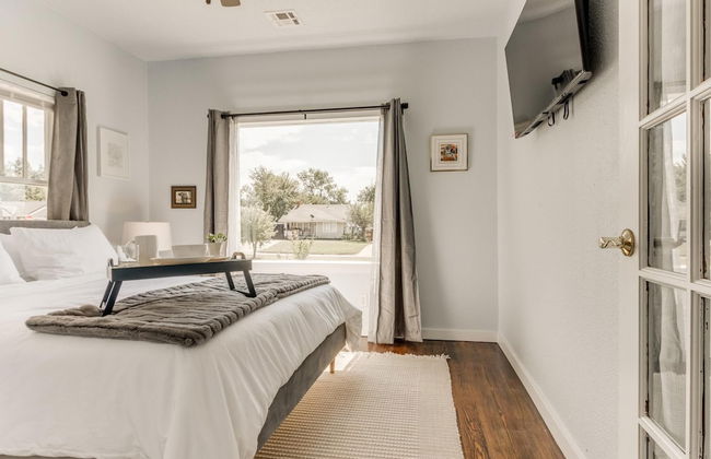 2BR Stylish Retreat in Midtown - Photo 2