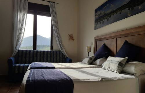 Cottage in Navas de Estena with Pool & Jacuzzi - Photo 4