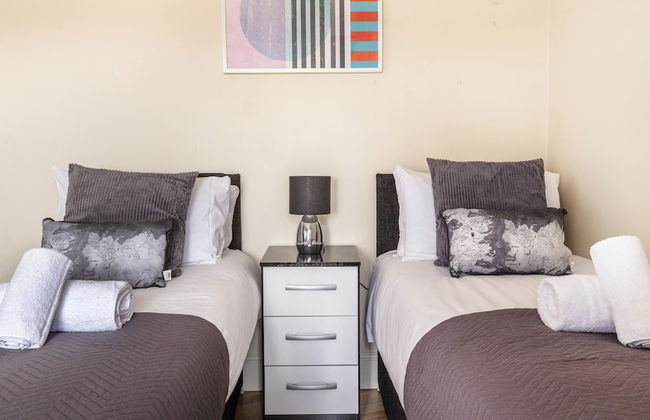 2 Bed Apartment Sleeps 5 - Free Parking, Balcony - Photo 5