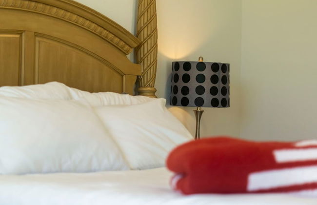 Luxurious Ontario Townhouse Ideal Family Retreat - Photo 18