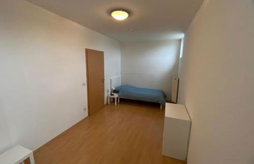 Monteurwohnung , 4 Schlafzimmer, 130qm, Balkon, einzige Wohneinheit im Haus, Parkplatz - Foto 18