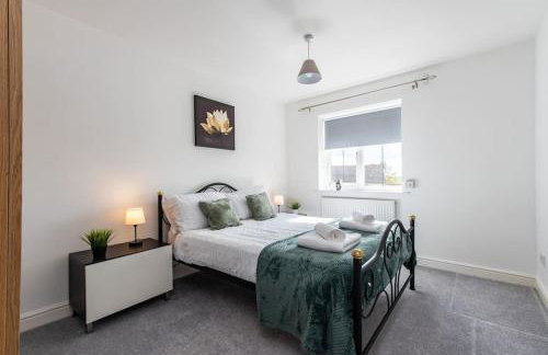 5Bed House with Games Room & Slide! Fast WiFI & FREE Parking - Photo 16