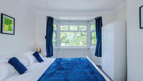 3 BR Property in Prestwich 15 mins from Manchester City Centre Garden Free parking Superfast WIFI Netflix - Foto 4, wardrobe