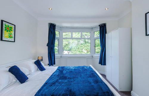 3 BR Property in Prestwich 15 mins from Manchester City Centre Garden Free parking Superfast WIFI Netflix - Foto 4