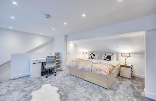 4 Bedroom 4 Bathroom House - Sleeps 7 - Prime Location, Free Parking, Self-Check-In, Workspace, Fast Wifi and Smart TV with Virgin TV and Netflix by Yoko Property - Photo 4