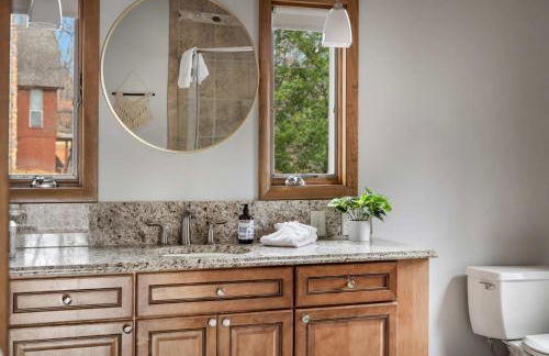 Two Cabins Retreat in Woods Resort - Dog-Friendly - Foto 29