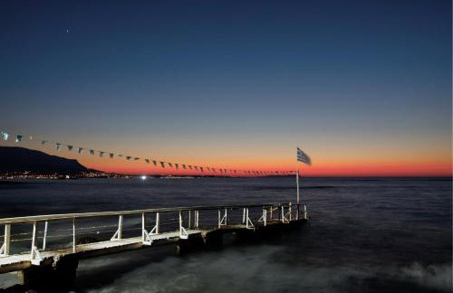 Seafront Villa Kallia & George, By IdealStay Experience - Foto 27