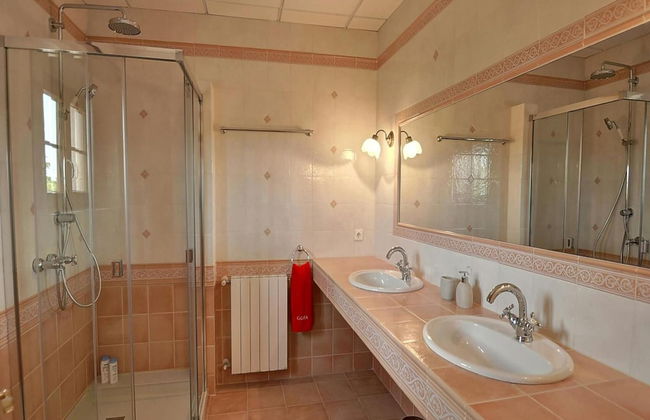 Exquisite Villa With Views - Photo 17