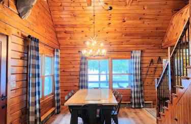 Stylish Forest Lodge with Large Hot Tub, Firepit and Fireplace minutes to Gore Mountain - Foto 17