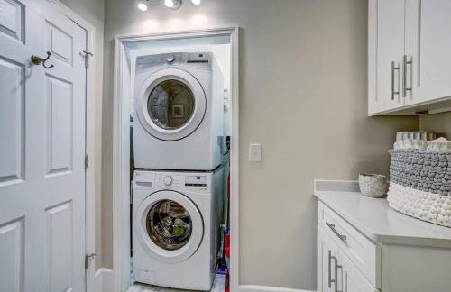 Cozy Riverside Villa - Walkable to Bars & Restaurants - Foto 17