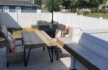 Large Five Bedroom house with outdoor patio with Jacuzzi and television! - Foto 36