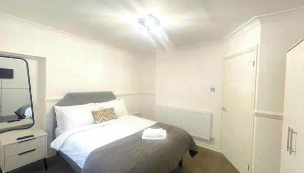 Centrally Located Budget Apartment, 3mins to Tube - Photo 2, Room