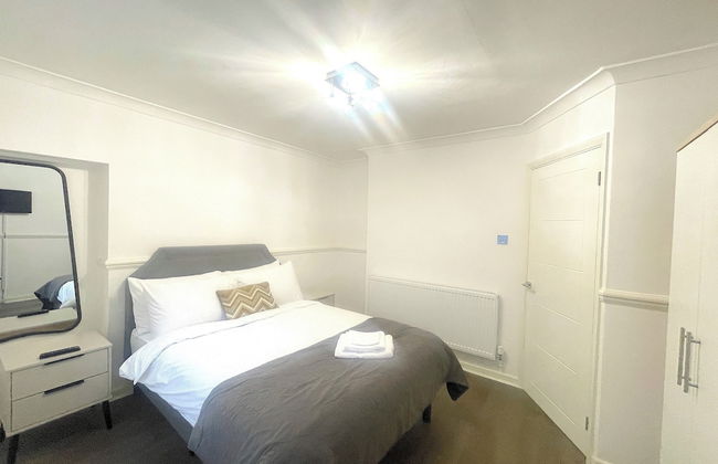 Centrally Located Budget Apartment, 3mins to Tube - Photo 2