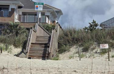 Spacious Beach House Steps to Sand - Foto 69
