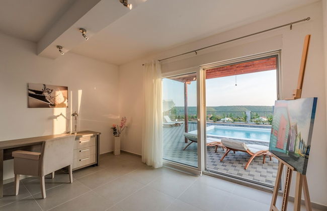 Modern and Spacious Home With Swimming Pool - Foto 13