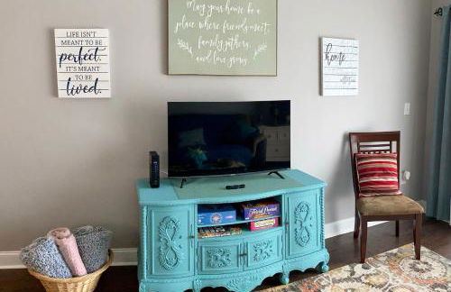 First Class Treatment Luxurious end unit Patio Pool Restaurant Bar on premises Steps away from Everything else! Spacious Condo Stocked with all You Need! - Foto 19