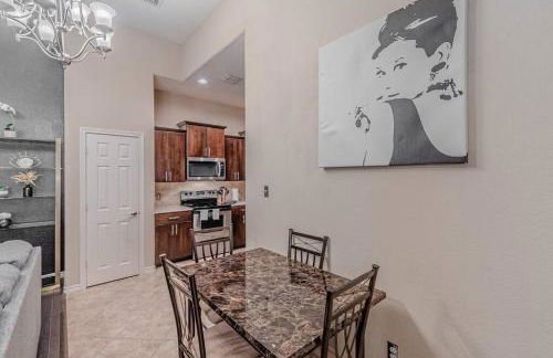 The Castle! by the Lake with Pool & Balcony West Plano - Foto 11