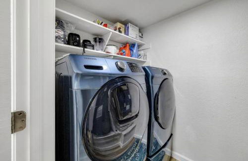 Arlington Entertainment District Home Green & White Door - Foto 74