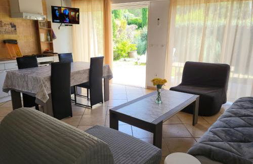 15mn de Cannes, Villa la Soleiade , Gites , type T2, clim, piscine, parking au Lac de Saint-Cassien VAR - Foto 22