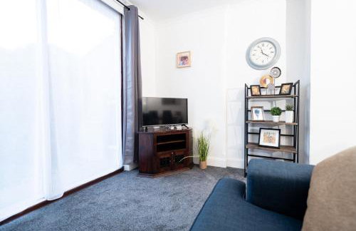 Stylish 4BR House, Sleeps 7, High-Speed Wi-Fi, Long Stay Friendly - Foto 64