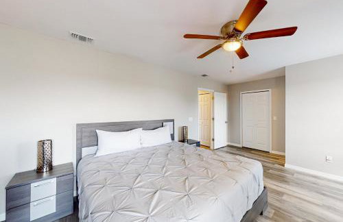 Cozy Spacious Home with Private Backyard and Patio, near shopping - Foto 12