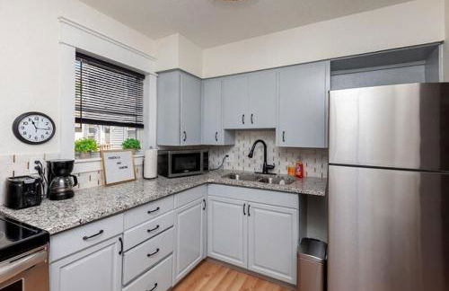 Spacious 9BR Home Ideal for Groups Near Downtown - Foto 4