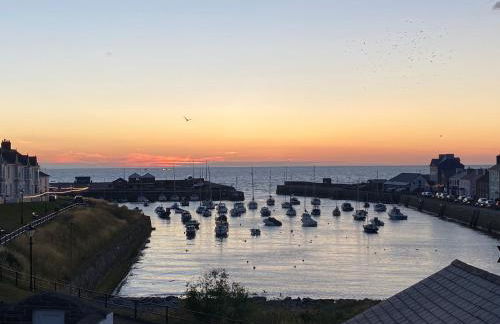 Aberaeron Island House - Panoramic Harbour Views - Photo 1