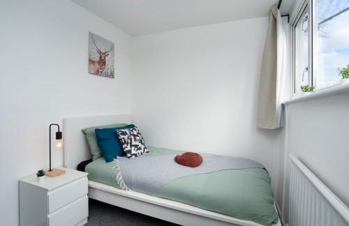 Spacious - 3 Bed - Free Parking - by Holiday Homes - Foto 19