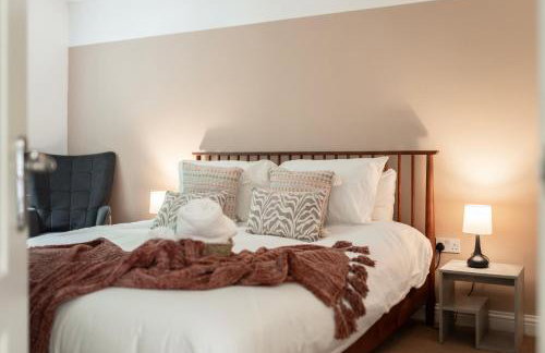 Stylish 5Bedroom Getaway in Quiet Mildenhall Area - Photo 73