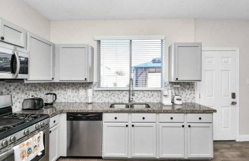 Tranquil 4-BR Oasis With Pool & Backyard Bliss! - Foto 23