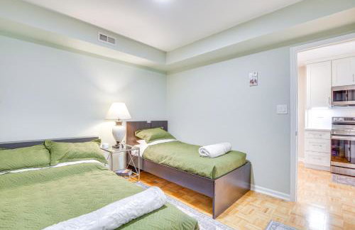 Steps to Shops and Eats Apt in Portage Park! - Foto 17