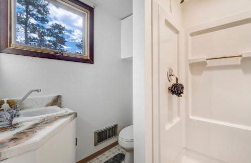 Pikes Peak Stone Cottage - Hot Tub & Game Room - Foto 8