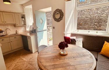 Woodland Cottage - private courtyard - Pet Friendly Retreat in the heart of Windermere - Photo 5