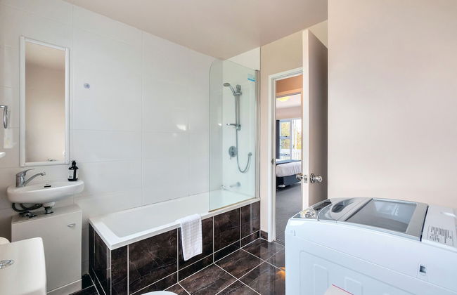 Sunny Three Bedroom Delight Upper Level - Foto 16